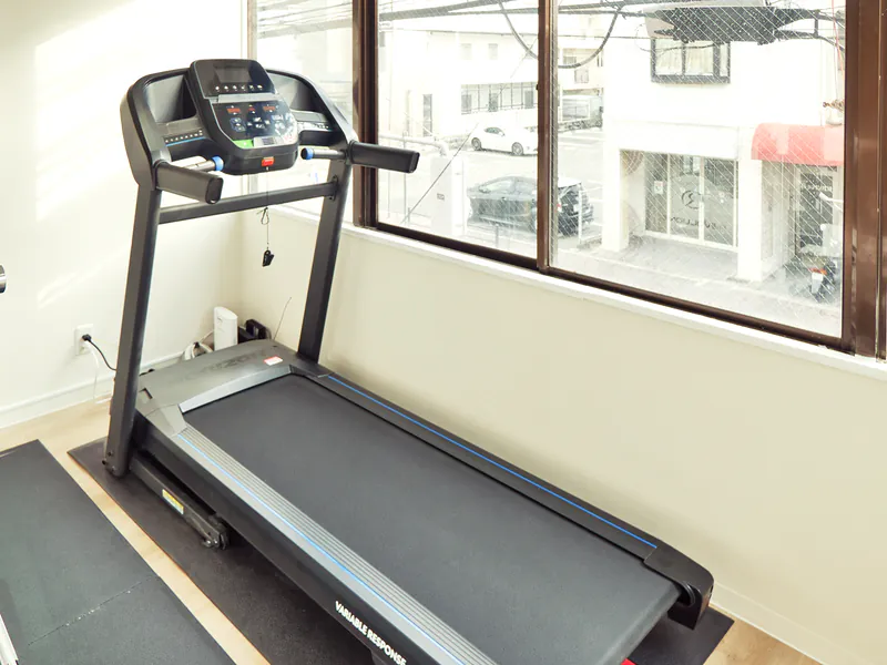 窓際に設置されたトレッドミル。24時間いつでも貸切で使える