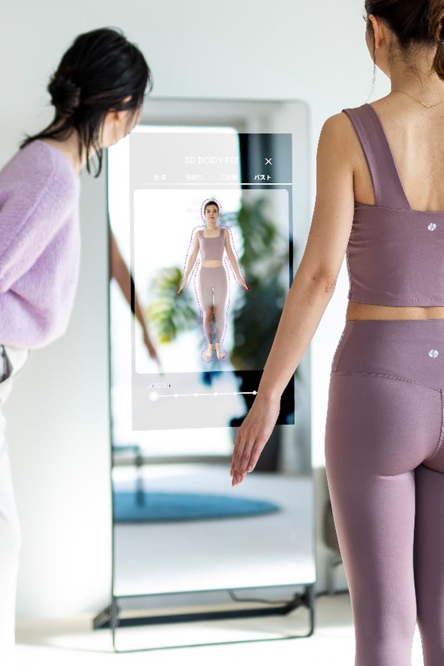 MIRROR FIT.の画面をタッチして操作する様子